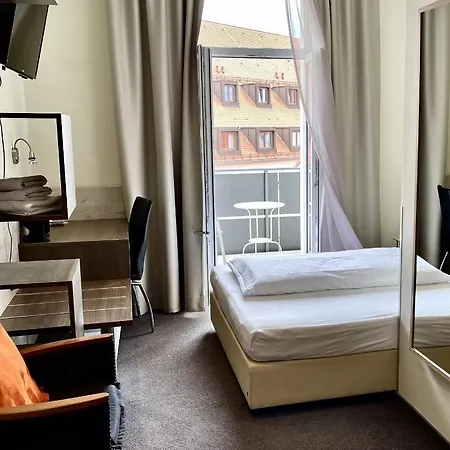 فندق Hotel Central 3*