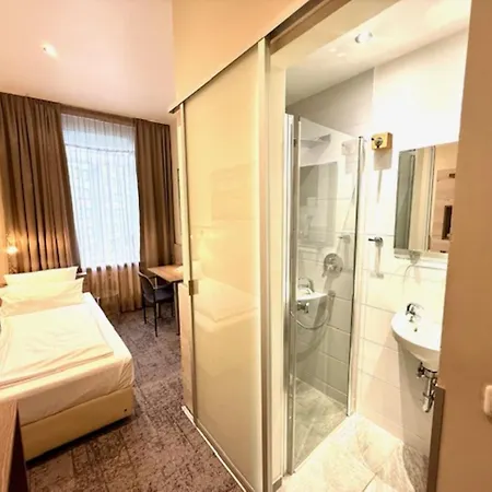 מלון Hotel Central 3*